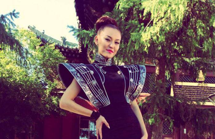 Мэргэжлийн дуучин болсон Жаннагийн “сүр” гоёл